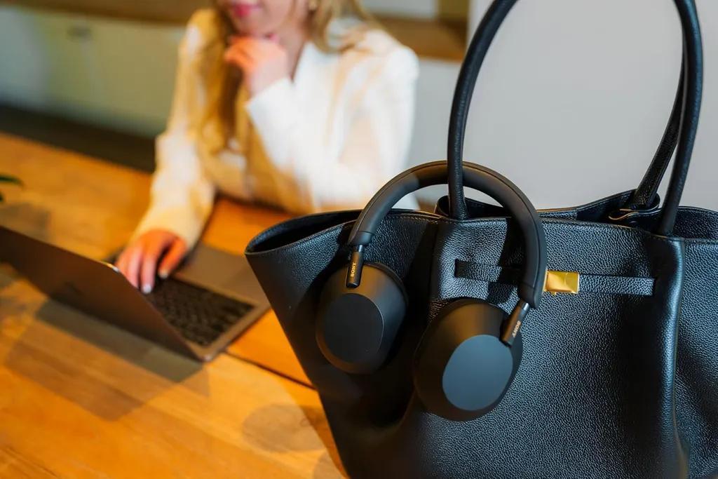 هدفون بی‌سیم سونی مدل WH-1000XM5 با نویز کنسلینگ فعال (ANC)، درگاه شارژ USB Type-C، دارای 4 میکروفون با فناوری Beamforming، پشتیبانی از دستیار صوتی، قابلیت اتصال همزمان به دو دستگاه - تصویر 8